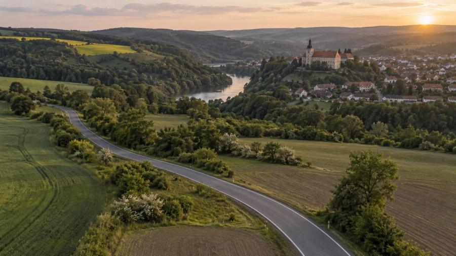 Z Naloučan do Tasova — krajina na trase
