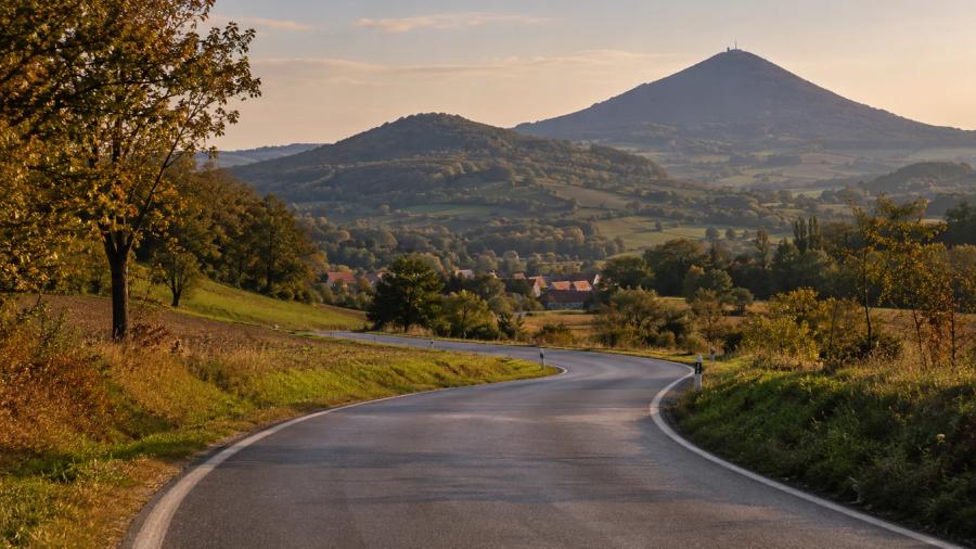 Pod Milešovkou ze Stebna — krajina na trase