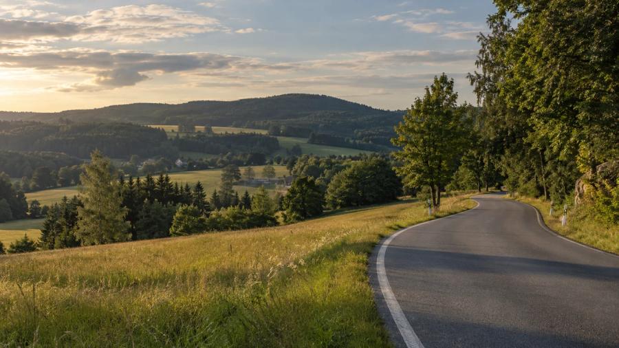 Žďárské vrchy přes Herálec a Sněžné — krajina na trase