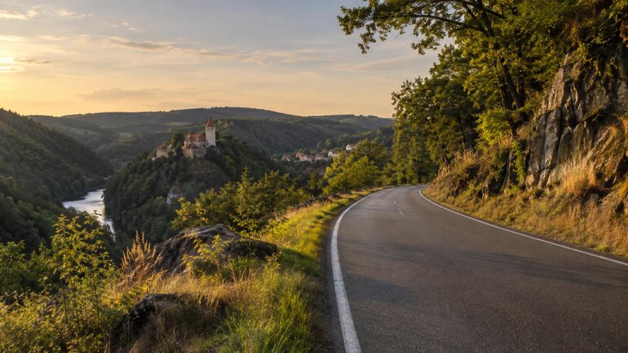 Ke Křivoklátu ze Zvíkovce — krajina na trase